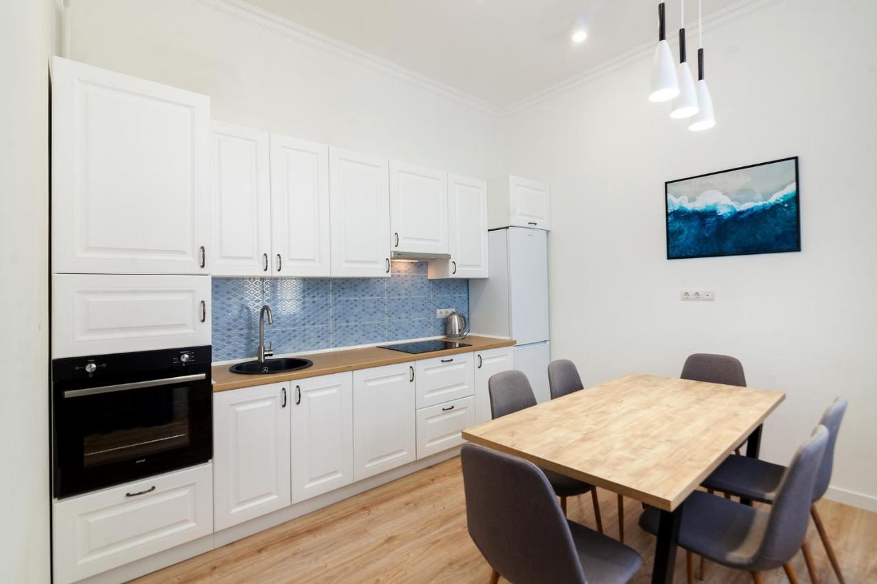 לבוב Leogrand Three Bedrooms Vip Apartments On Kniazia Romana 12 מראה חיצוני תמונה