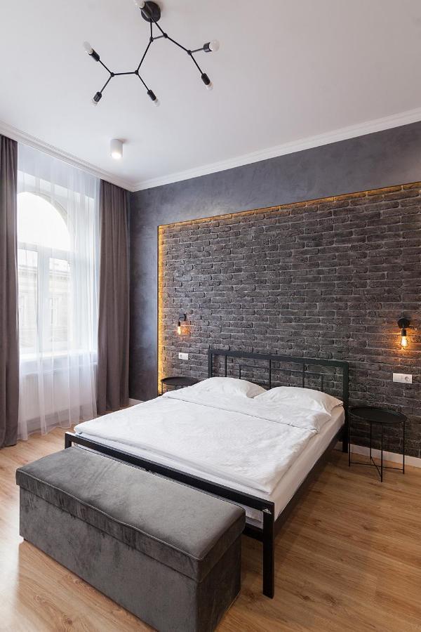 לבוב Leogrand Three Bedrooms Vip Apartments On Kniazia Romana 12 מראה חיצוני תמונה