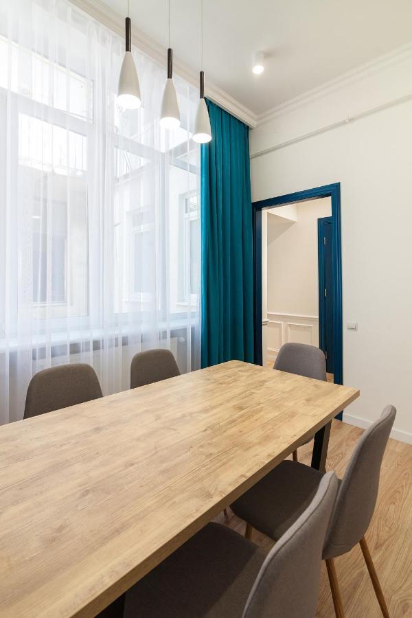 לבוב Leogrand Three Bedrooms Vip Apartments On Kniazia Romana 12 מראה חיצוני תמונה